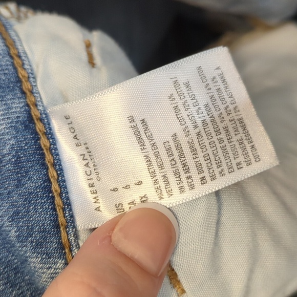 American Eagle bue floral embroidered high rise denim cut off mom shorts - Picture 9 of 11